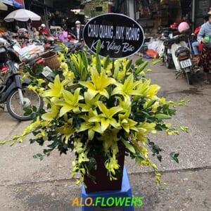Giỏ hoa viếng để bàn thờ